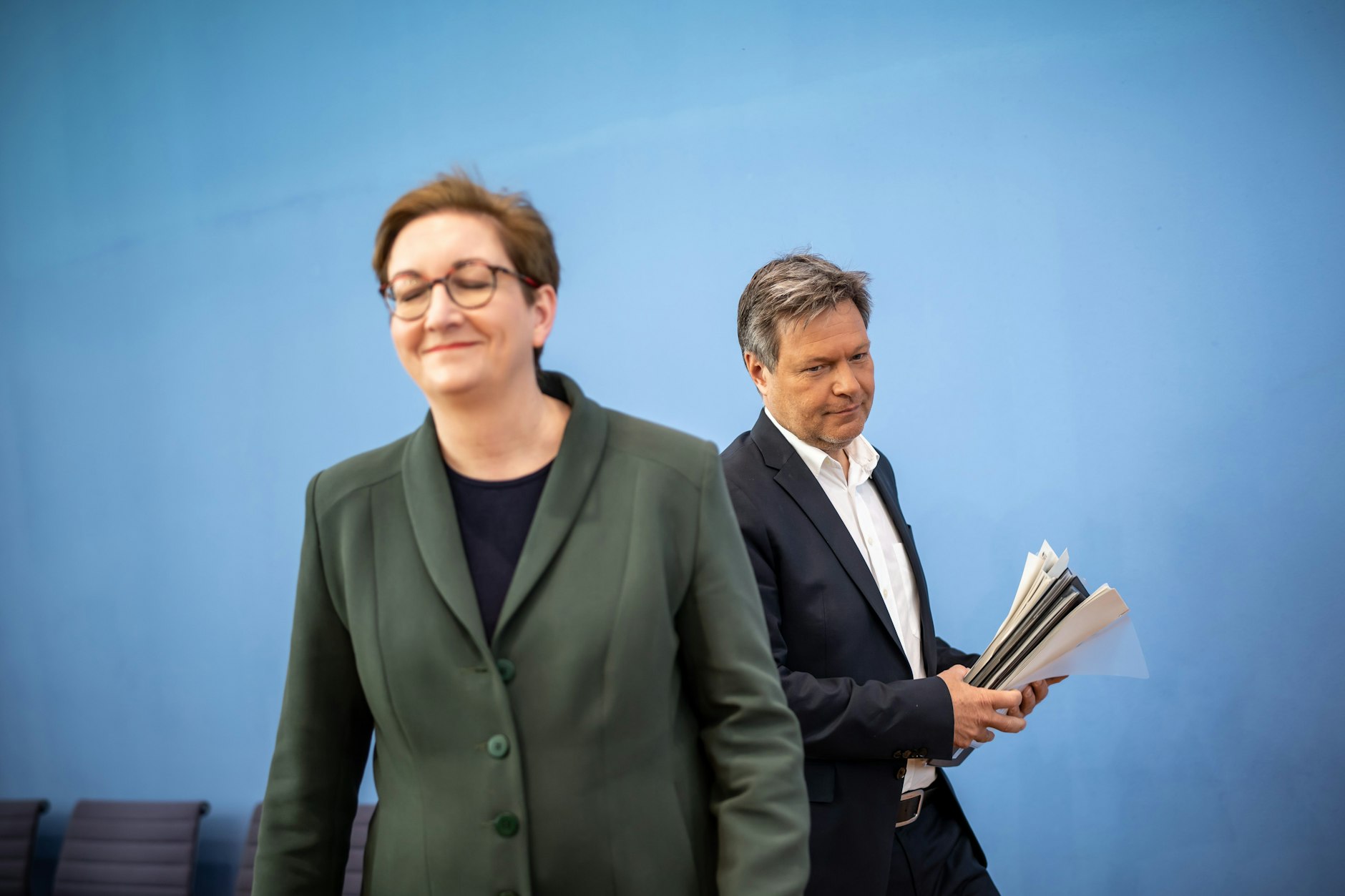 Bundesministerin für Wohnen, Stadtentwicklung und Bauwesen Klara Geywitz und Bundesminister für Wirtschaft und Klimaschutz Robert Habeck auf einer Bundespressekonferenz zur Novelle des Gebäudeenergiegesetzes am 19. April in Berlin