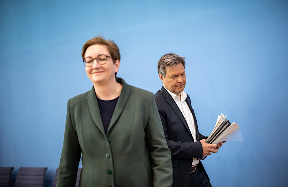 Bundesministerin für Wohnen, Stadtentwicklung und Bauwesen Klara Geywitz und Bundesminister für Wirtschaft und Klimaschutz Robert Habeck auf einer Bundespressekonferenz zur Novelle des Gebäudeenergiegesetzes am 19. April in Berlin