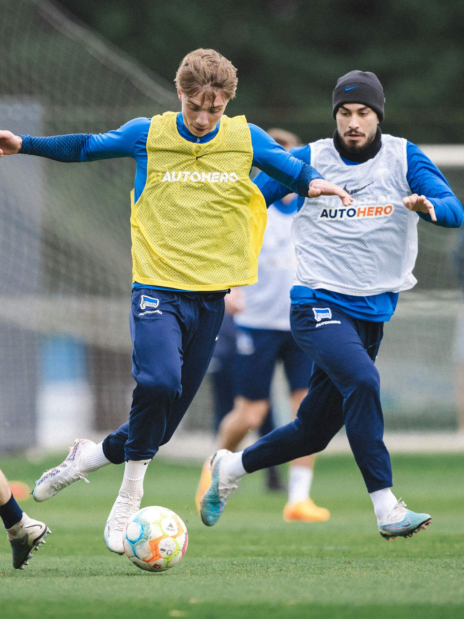 Veit Stange schirmt den Ball geschickt vor Suat Serdar (r.) ab.