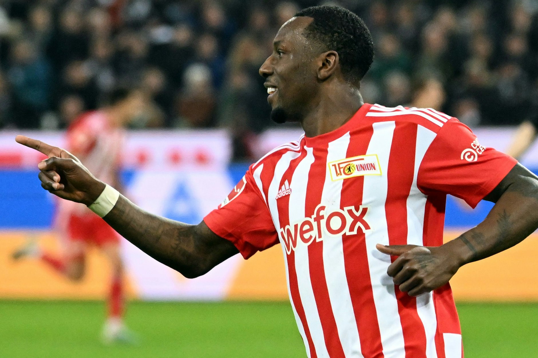 Union-Stürmer Sheraldo Becker feiert sein Tor, das am Ende zum 1:0-Sieg in Mönchengladbach reicht.