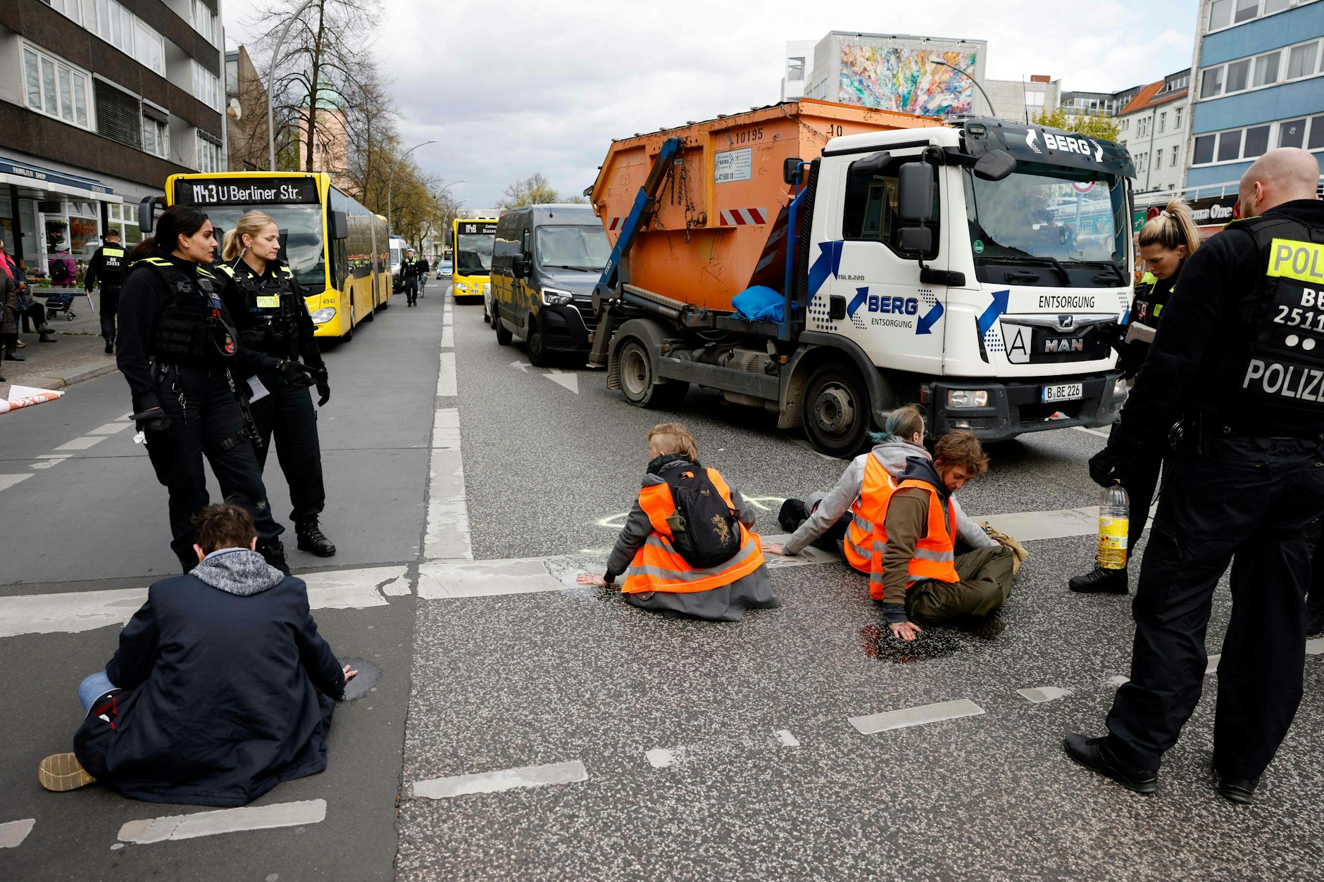 Stau im Berufsverkehr: Ab 15.40 Uhr klebten sich die Klima-Kleber auch in Schöneberg auf den Asphalt. Auch BVG-Busse kamen nicht mehr weiter.