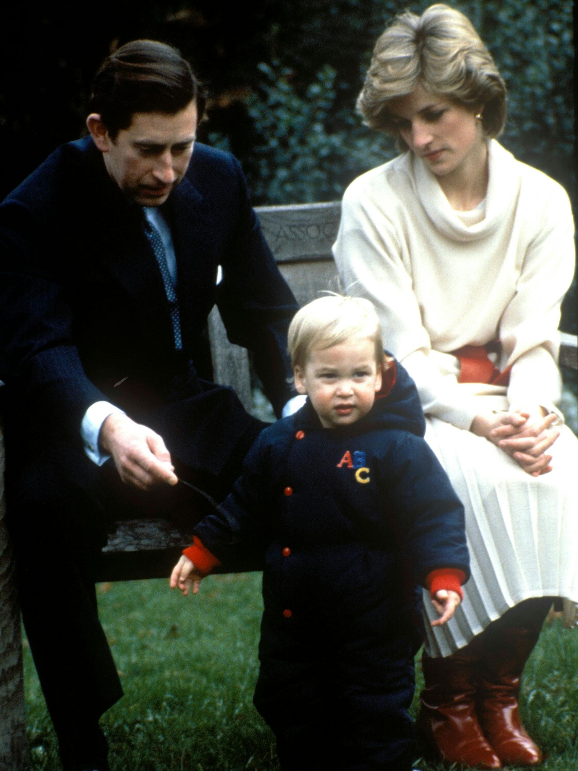 Charles, Diana und der kleine William im Garten des Kensington Palace 