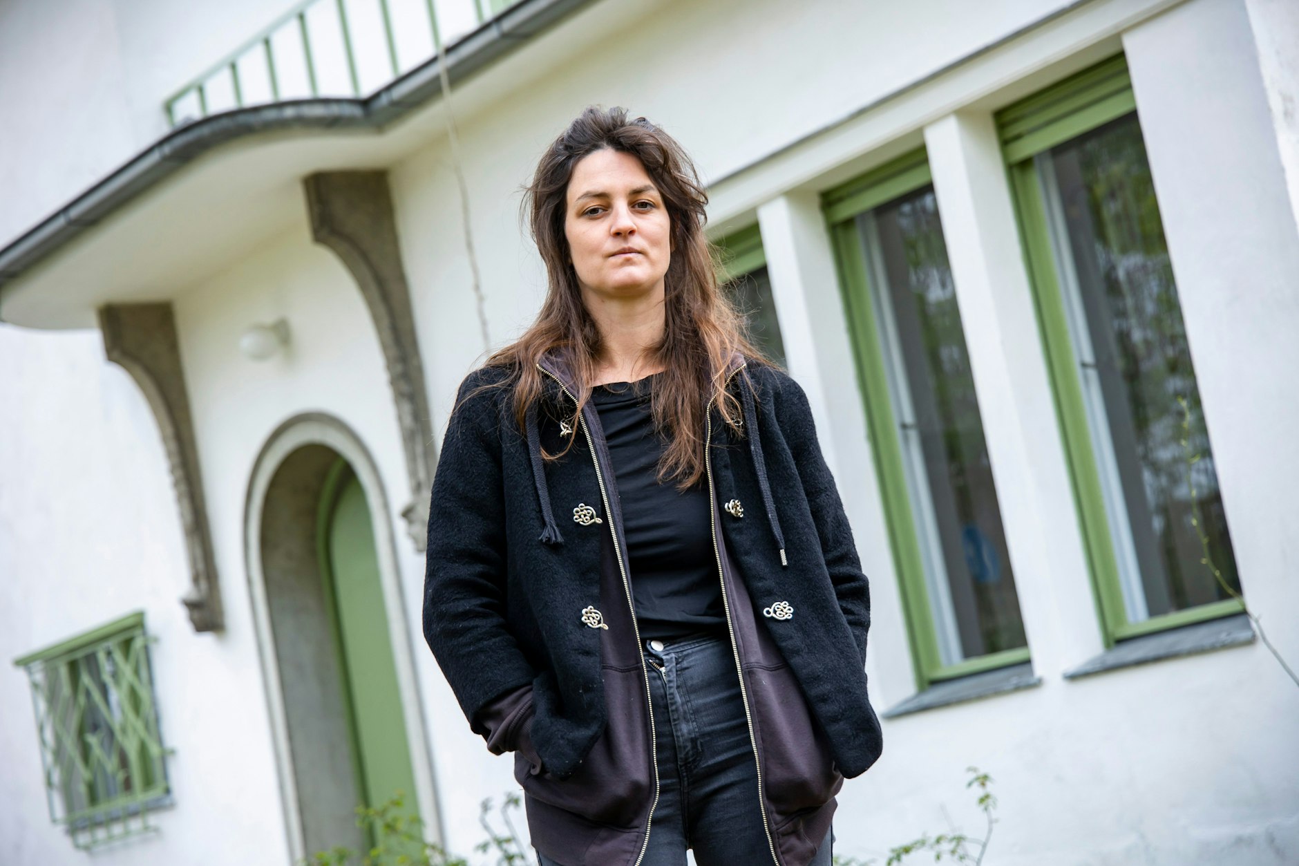 Die Künstlerin Raphaela vor ihrem "Würfelhäuschen" in Eichwalde.