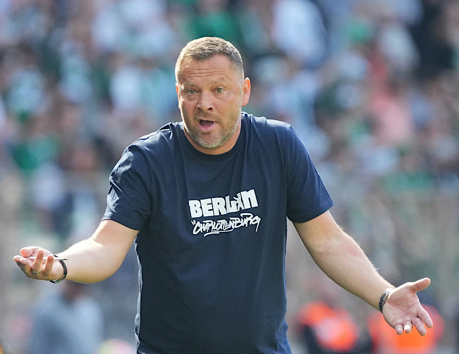 ARCHIV - Herthas Cheftrainer Pal Dardai breitet am Spielfeldrand die Arme aus.  
