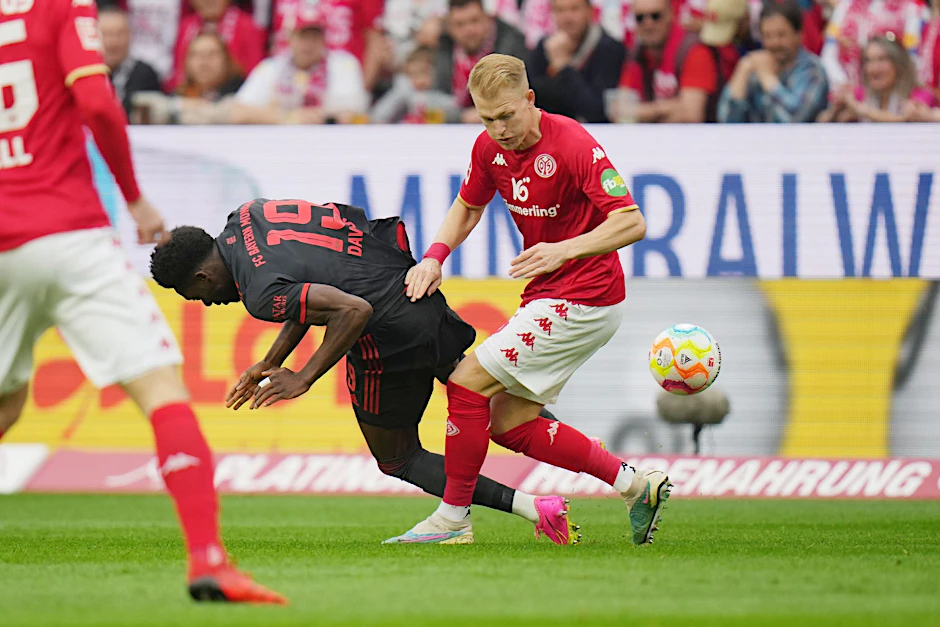 Münchens Alphonso Davies (l) musste in Mainz früh ausgewechselt werden.  