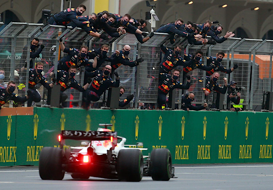 ARCHIV - Diese Szenen soll es künftig nicht mehr geben: Die Formel 1 will keinen Jubel auf der Boxenmauer.  