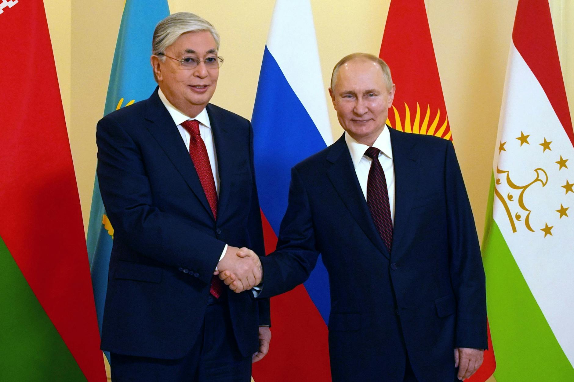 Nutzt Putin (r.) Kasachstan aus, um die westlichen Sanktionen zu umgehen?