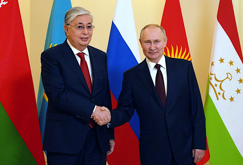 Nutzt Putin (r.) Kasachstan aus, um die westlichen Sanktionen zu umgehen?