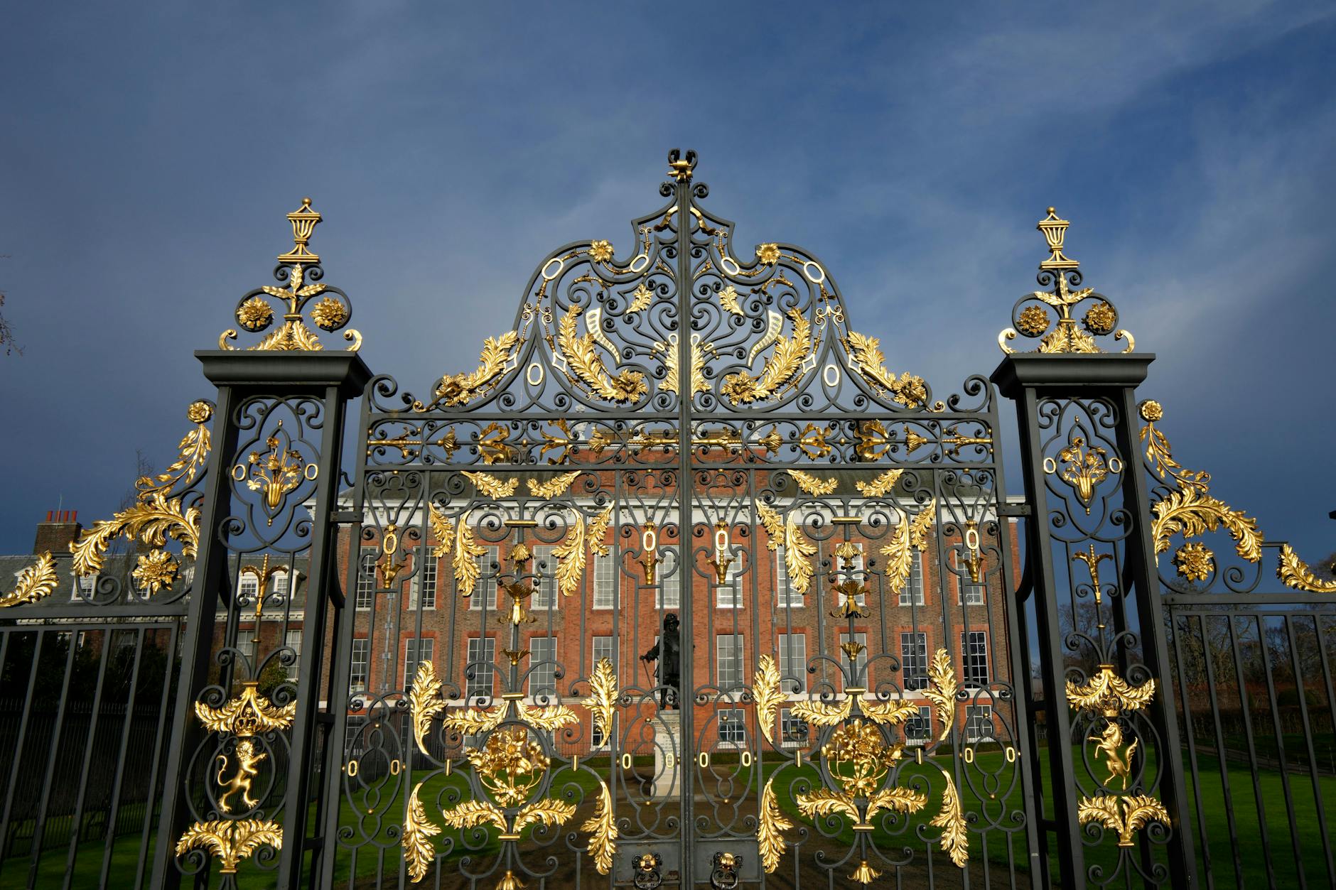 Goldumranktes Gitter: In Kensington Palace haben sich schon einige royale Dramen abgespielt.
