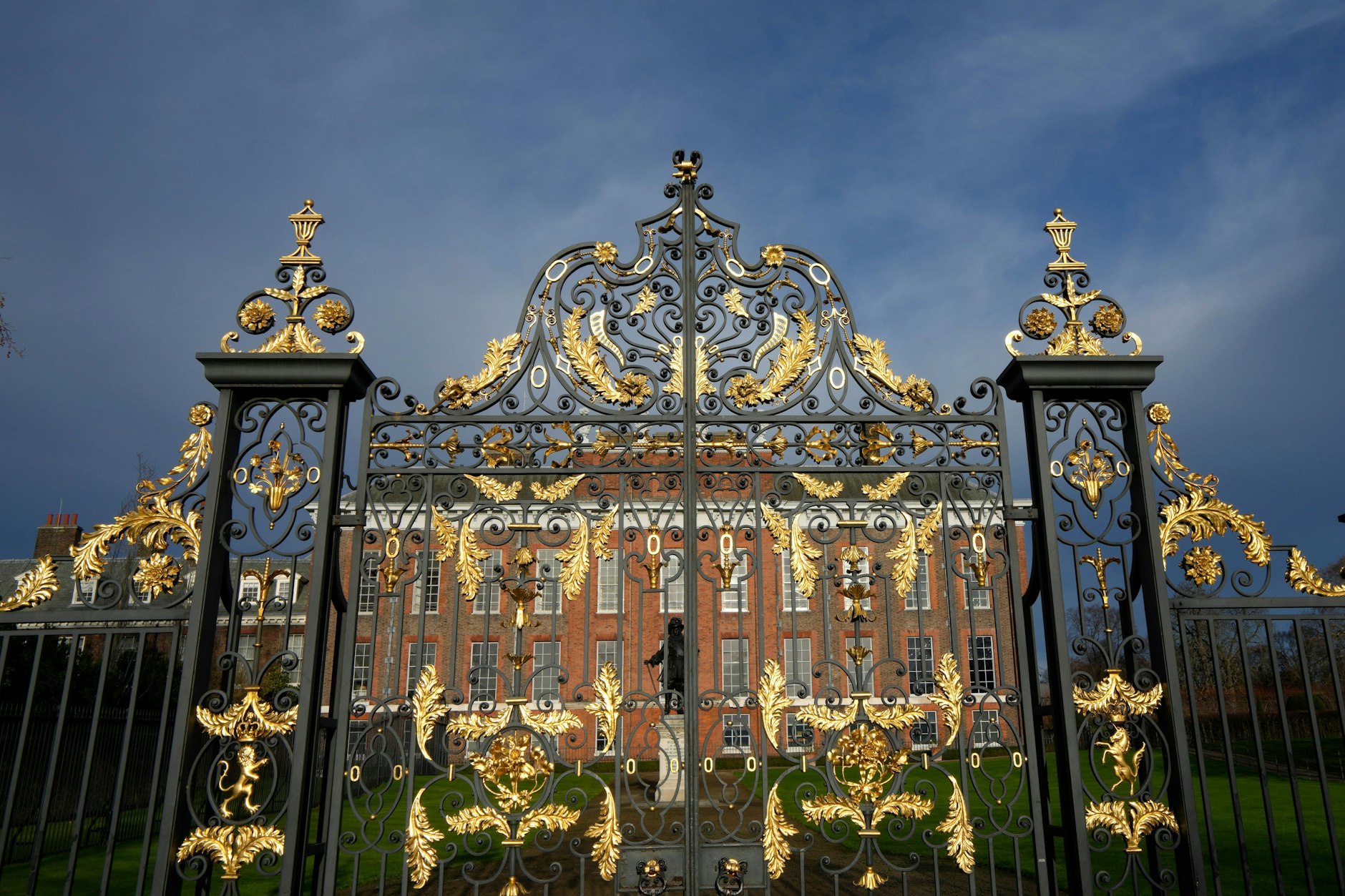 Goldumranktes Gitter: In Kensington Palace haben sich schon einige royale Dramen abgespielt.
