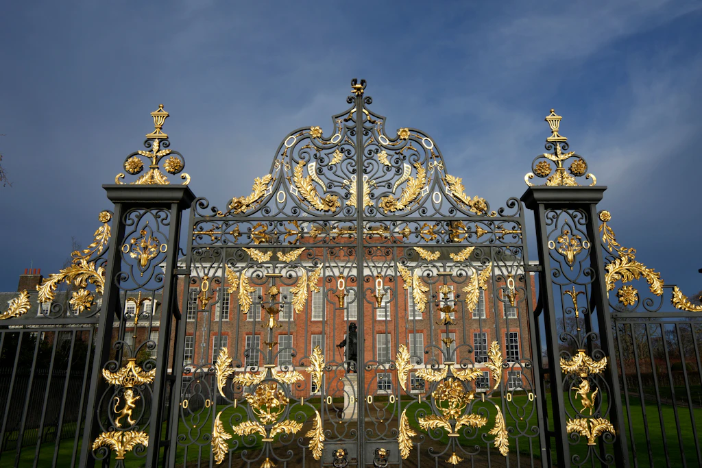 Pflichtprogramm zur Krönung: Auf den Spuren royaler Dramen in Kensington