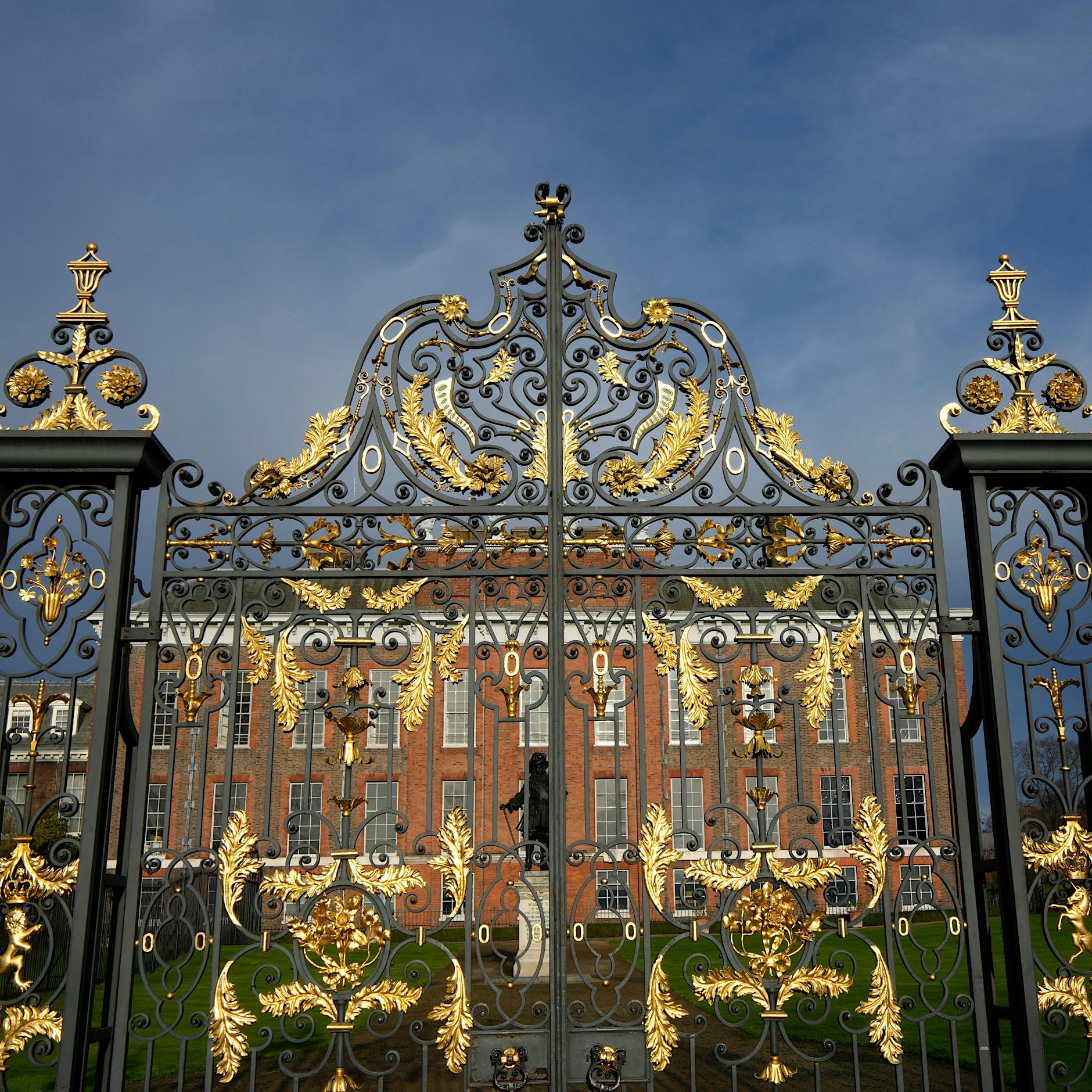 Pflichtprogramm zur Krönung: Auf den Spuren royaler Dramen in Kensington