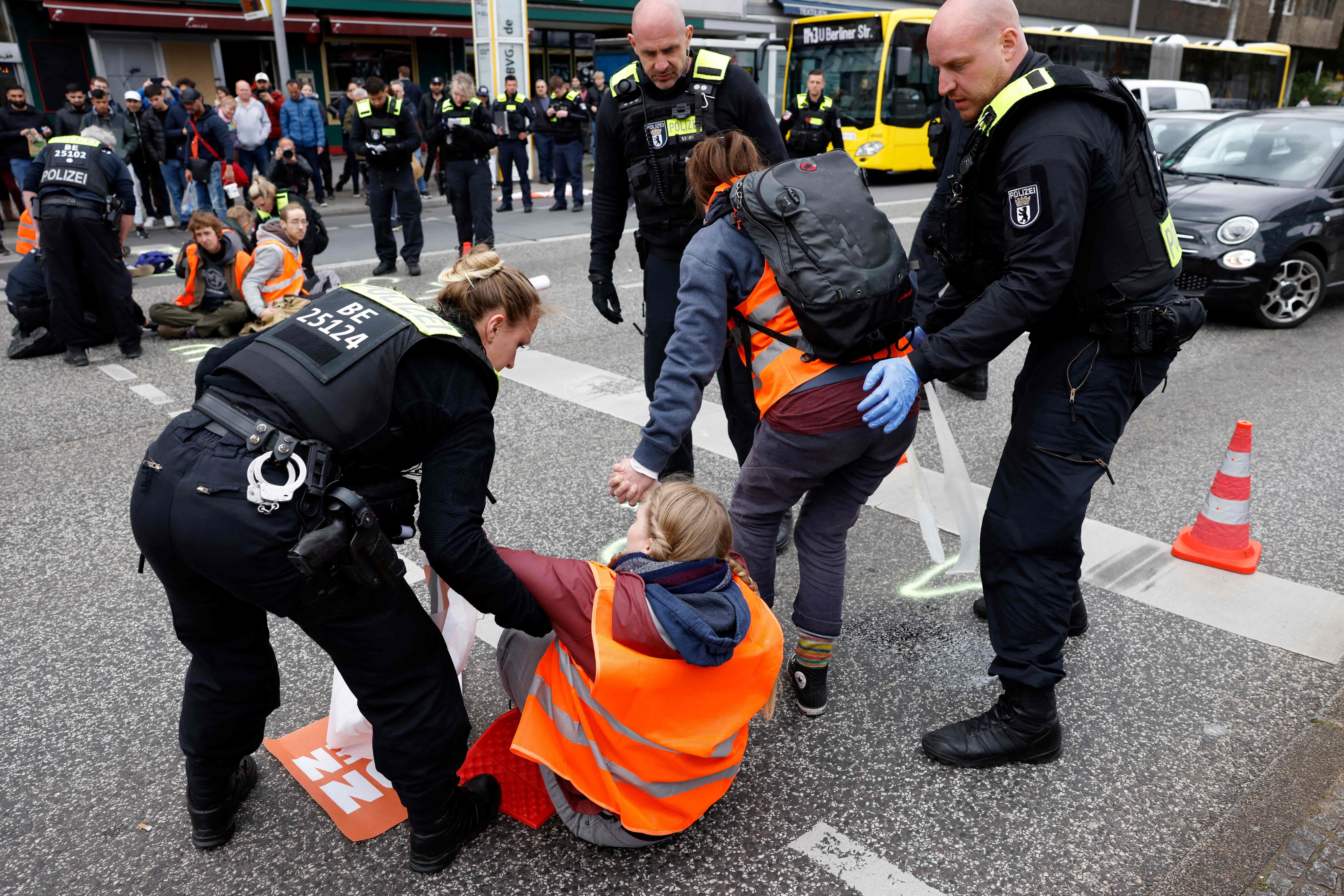 Nach Klebe-Aktionen: Letzte Generation Spricht Mit Der Berliner Polizei