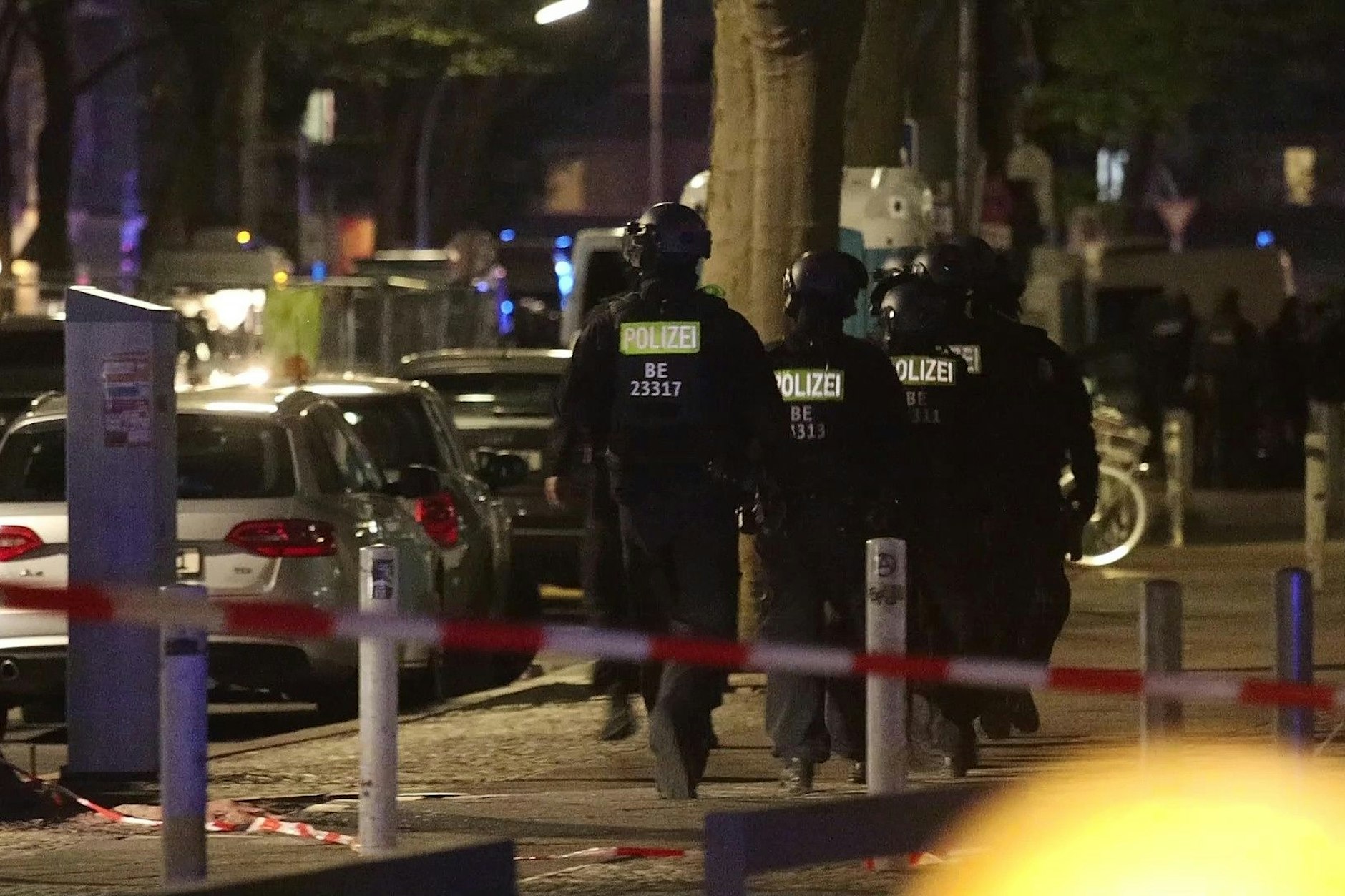 SEK-Beamte bereiten die Stürmung des Ladens vor.