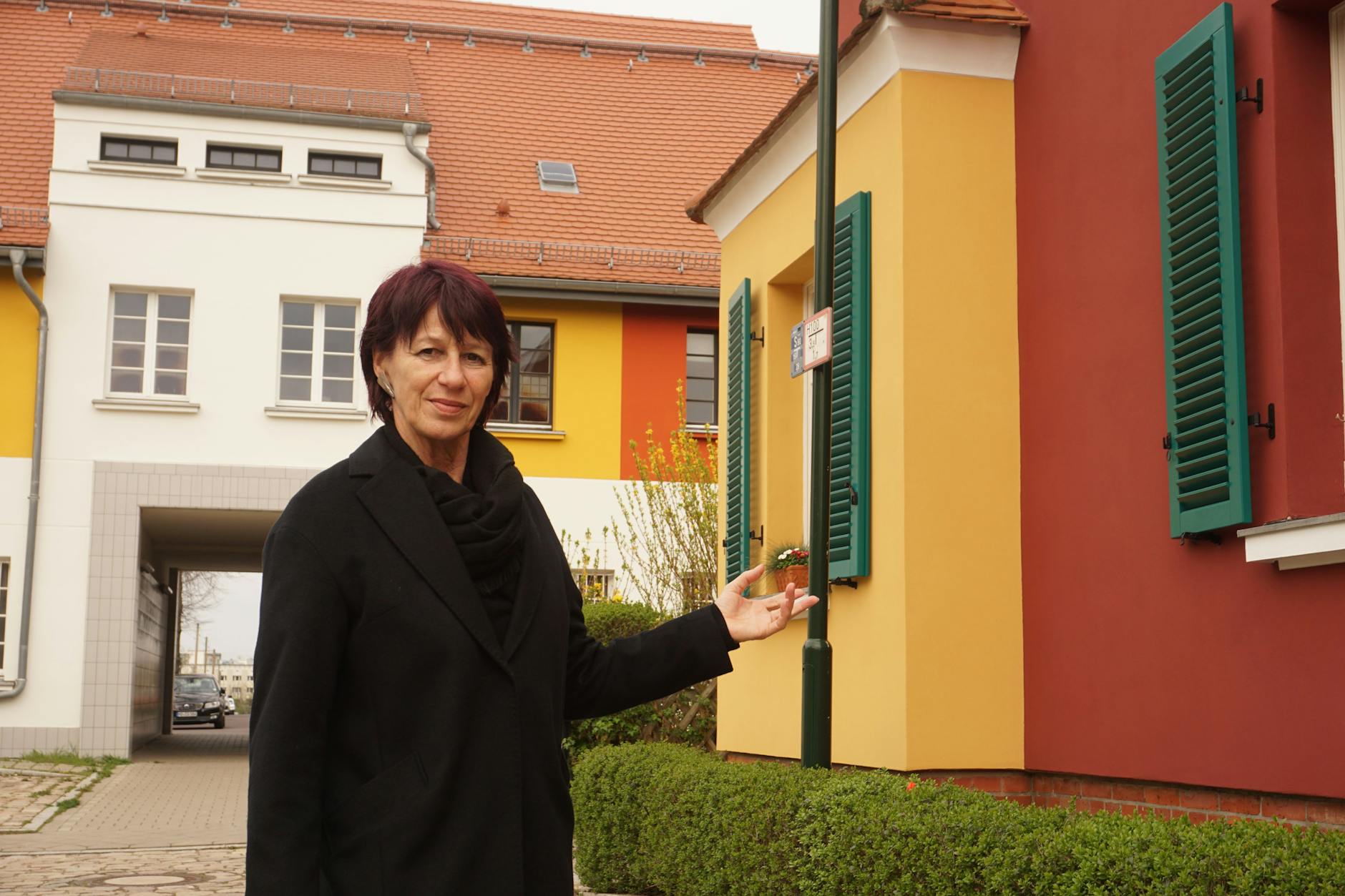 Carmen Niebergall führt Interessierte durch die „Stadt des Neuen Bauens“. Die von Bruno Taut entworfene Siedlung Reform erhält derzeit ihre originalen Farben zurück.