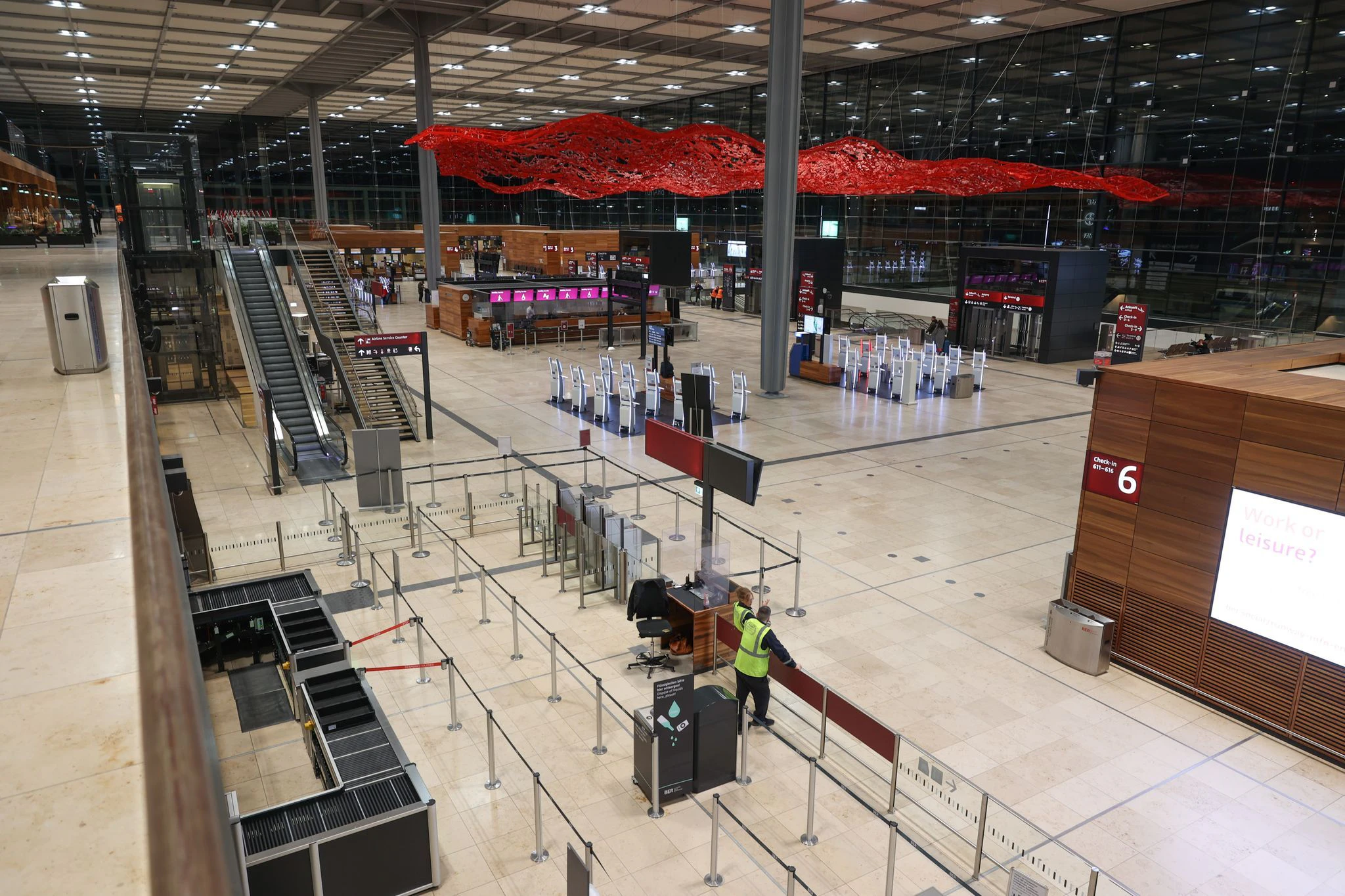 dpatopbilder - Blick in ein nahezu menschenleeres Terminal am Flughafen BER.  