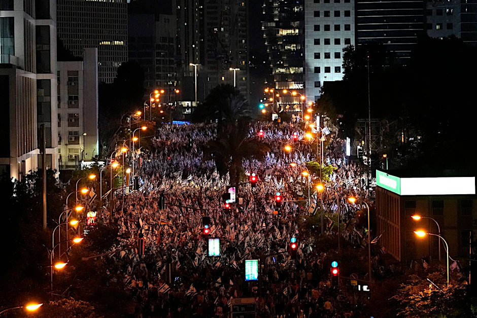 Israelis, die gegen die Pläne der Regierung von Ministerpräsident Netanjahu protestieren, das Justizsystem zu reformieren, bei einer alternativen Feier zum Unabhängigkeitstag in Tel Aviv.  