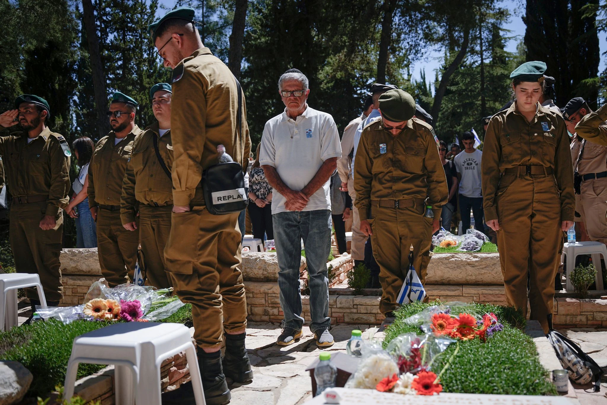 Israelische Soldatinnen und Soldaten und Familienangehörige gedenken in Jerusalem der Gefallenen und Terroropfer.  
