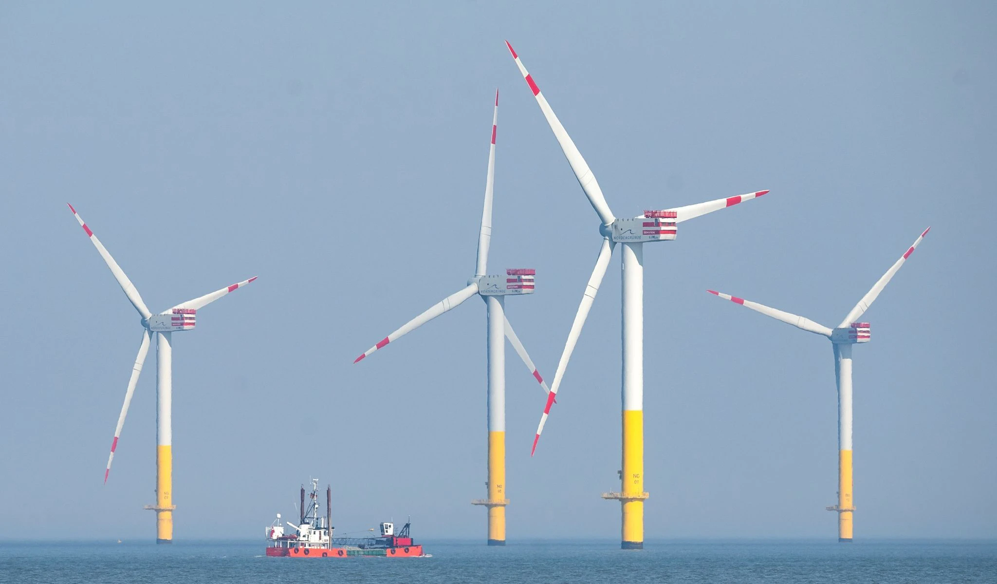 ARCHIV - Ein Offshore-Windpark in der Nordsee.  