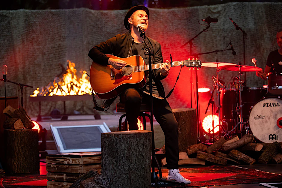 ARCHIV - Johannes Oerding, Popsänger und Songwriter, steht bei einem Konzert auf der Open Air Bühne in Hamburgs Stadtpark. Er ist Gastgeber bei «Sing meinen Song».  