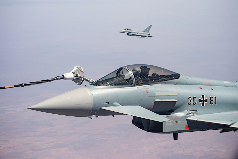 Ein Eurofighter der deutschen Luftwaffe wird während einer Übung betankt.