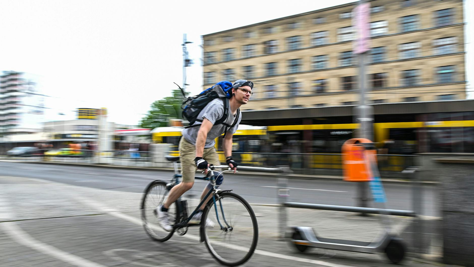 Auch beim Einfädeln in den fließenden Verkehr kommt es häufig zu Radfahrunfällen.