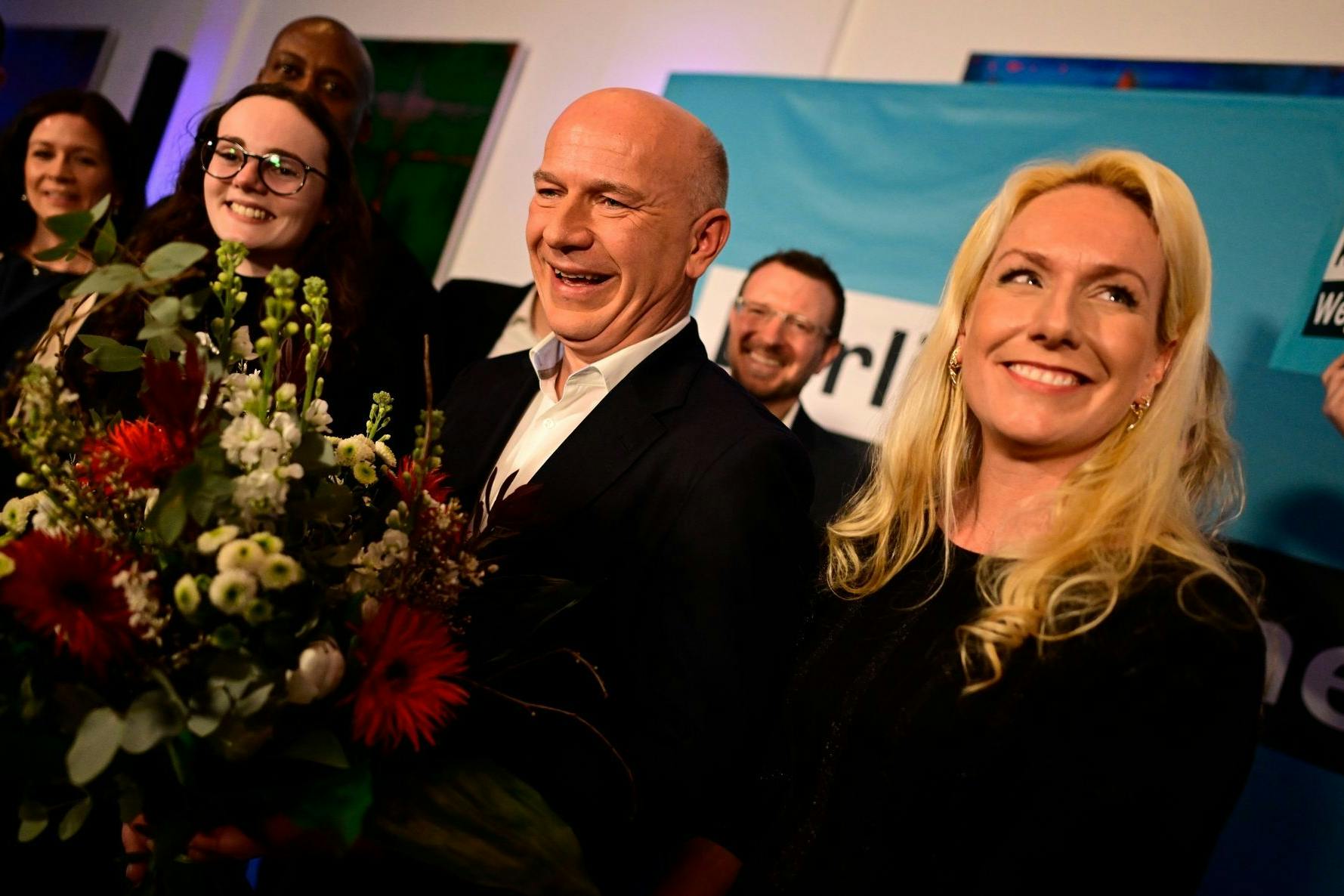 CDU-Spitzenkandidat Kai Wegner nach dem Wahlsieg im Februar: Neben ihm seine Partnerin Kathleen Kantar (r.), mit der er zwei Kinder hat.