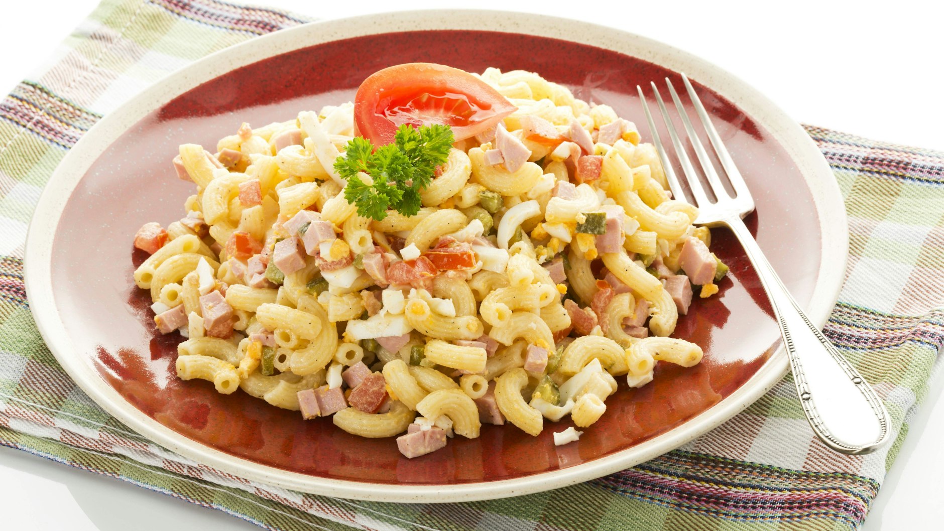 Nudelsalat gibt es in unzähligen Varianten – auch viele andere Zutaten können zum Rezept hinzugefügt werden.