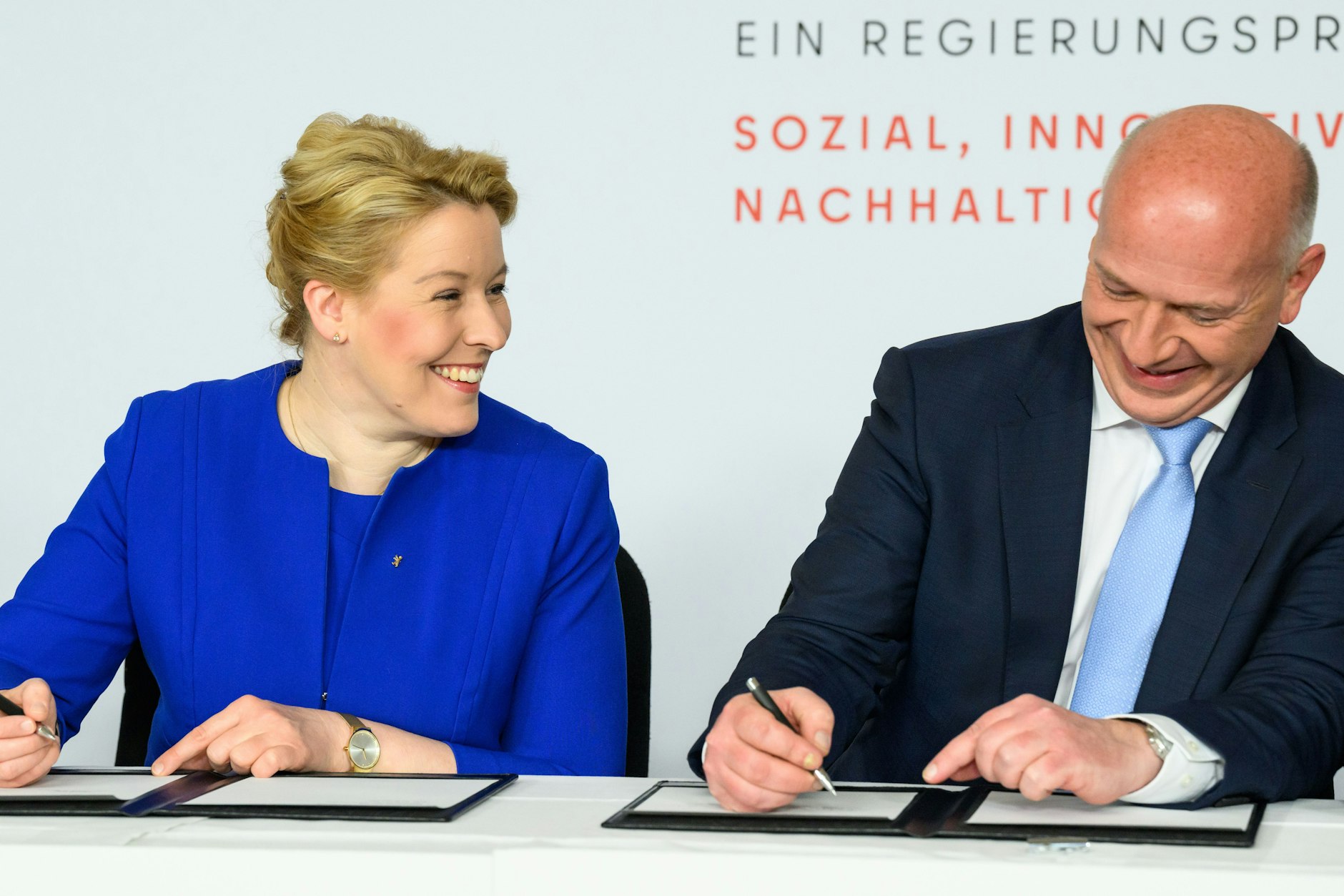 Lächeln ... Die bisherige Regierende Bürgermeisterin und designierte Wirtschaftssenatorin Franziska Giffey (SPD), und der voraussichtliche Regierende Bürgermeister, Kai Wegner (CDU), unterzeichneten am Mittwoch den Koalitionsvertrag im Berliner Abgeordnetenhauses. Jetzt muss Wegner nur noch gewählt werden.