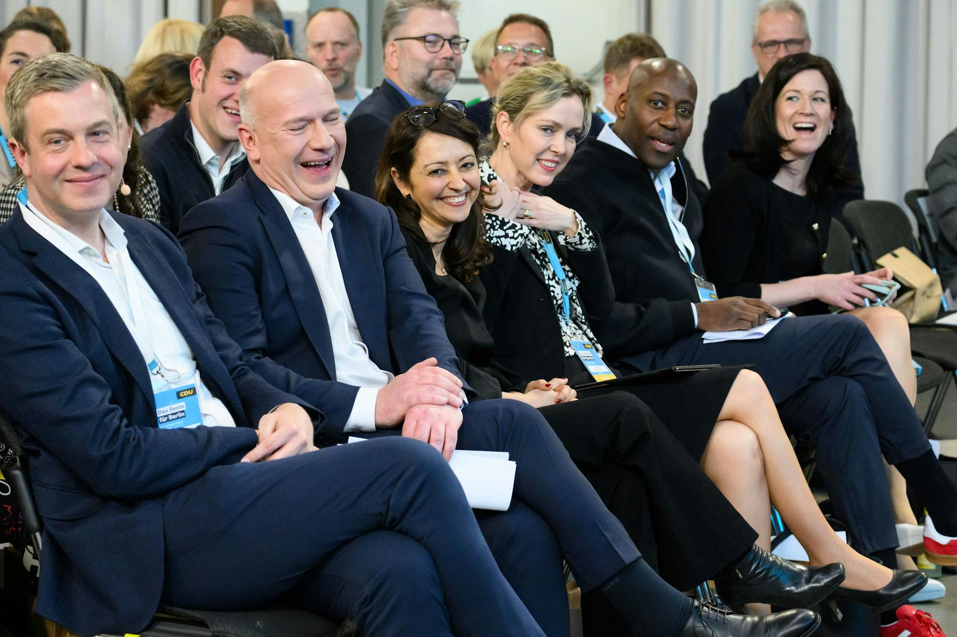 Lebensfreude pur: Stefan Evers, Kai Wegner, Felor Badenberg, Manja Schreiner, Joe Chialo und Katharina Günther-Wünsch (von links)