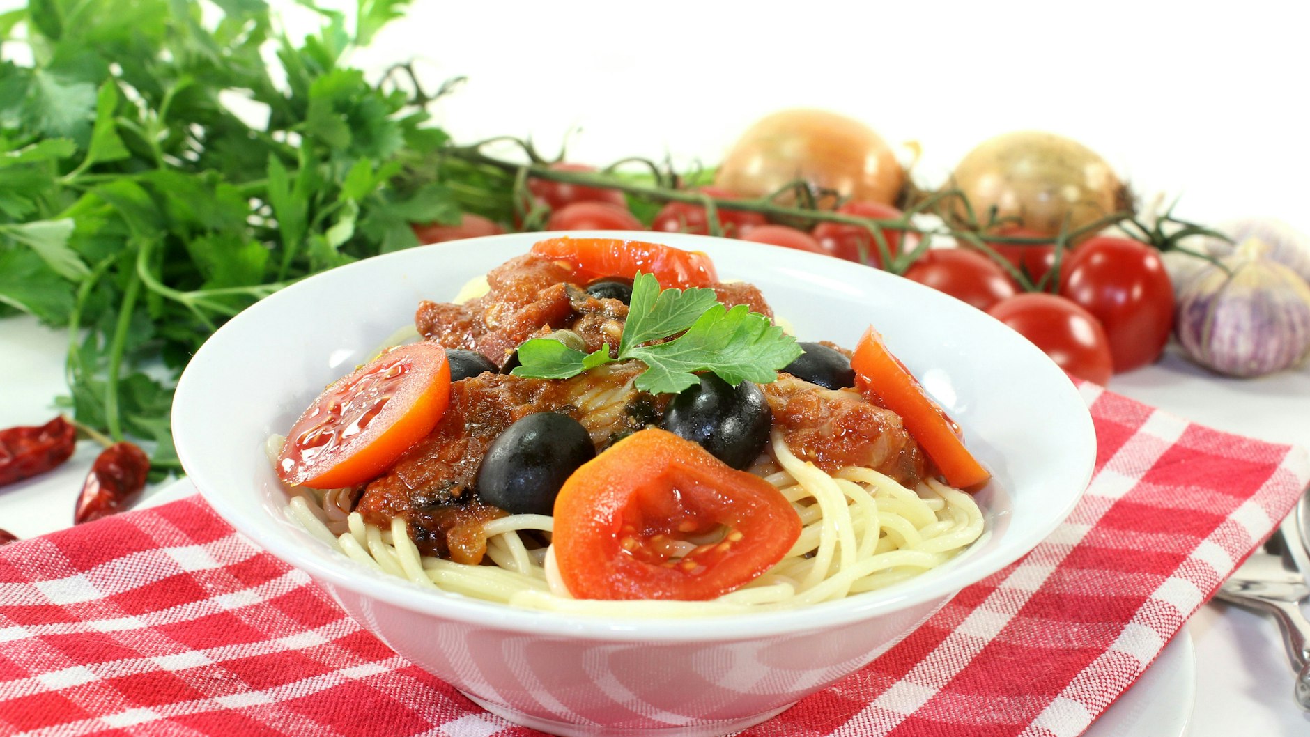 Die Spaghetti „nach Hurenart“ sind ein echter Pasta-Klassiker aus Italien.