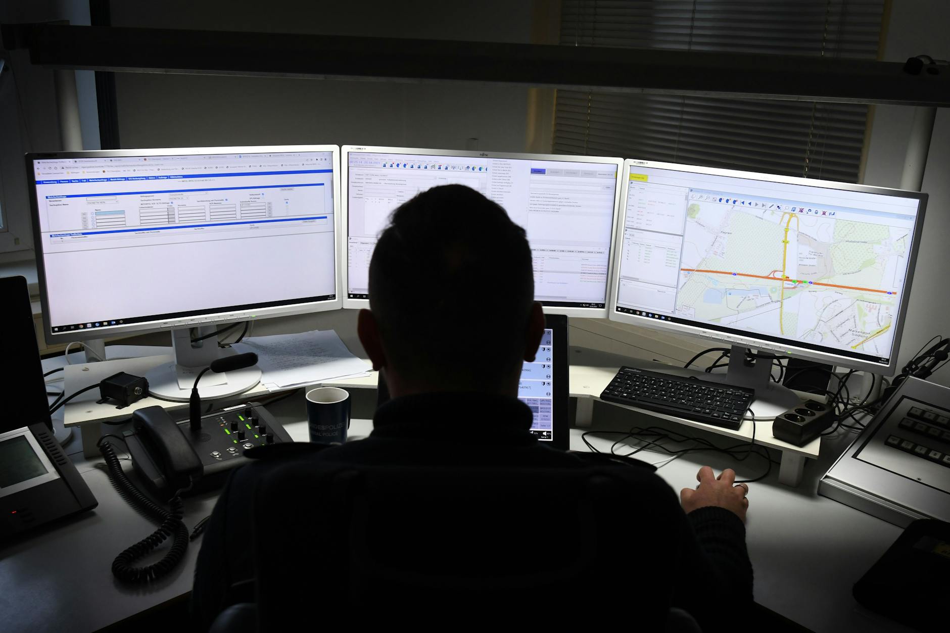 Im Lagedienst der Bundespolizeiinspektion Frankfurt (Oder) werden die Einsatzkräfte disponiert.