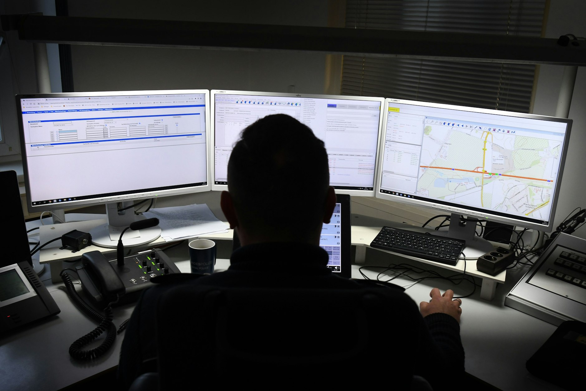 Im Lagedienst der Bundespolizeiinspektion Frankfurt (Oder) werden die Einsatzkräfte disponiert.