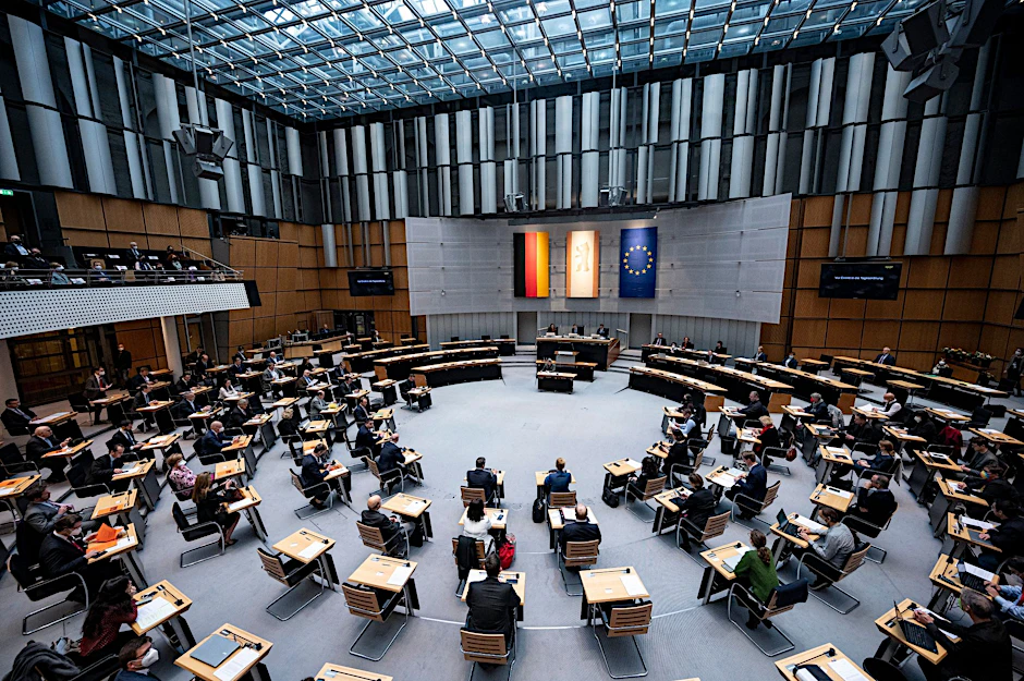 ARCHIV - Abgeordnete stehen im Plenarsaal des Berliner Abgeordnetenhauses.  
