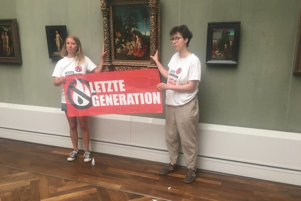 Die Aktivistinnen Maja Winkelmann und Linda Eichler bei der Klebeaktion am 25. August