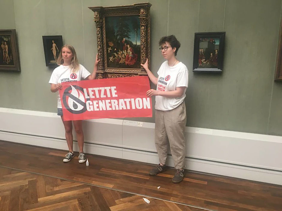 Die Aktivistinnen Maja Winkelmann und Linda Eichler bei der Klebeaktion am 25. August