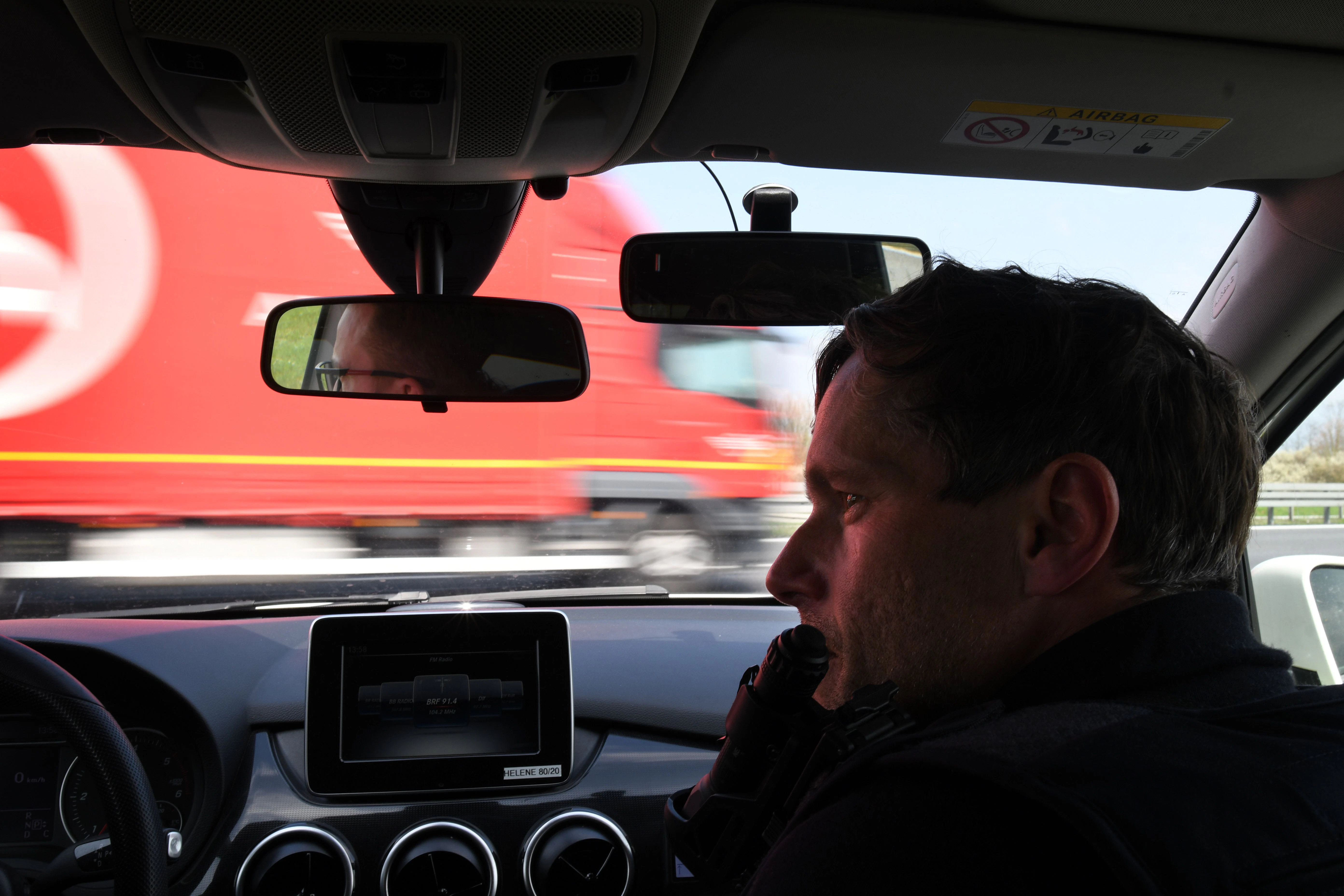 An einer Autobahnauffahrt warten die Bundespolizisten auf ein Auto, das ihnen als verdächtig gemeldet wurde.