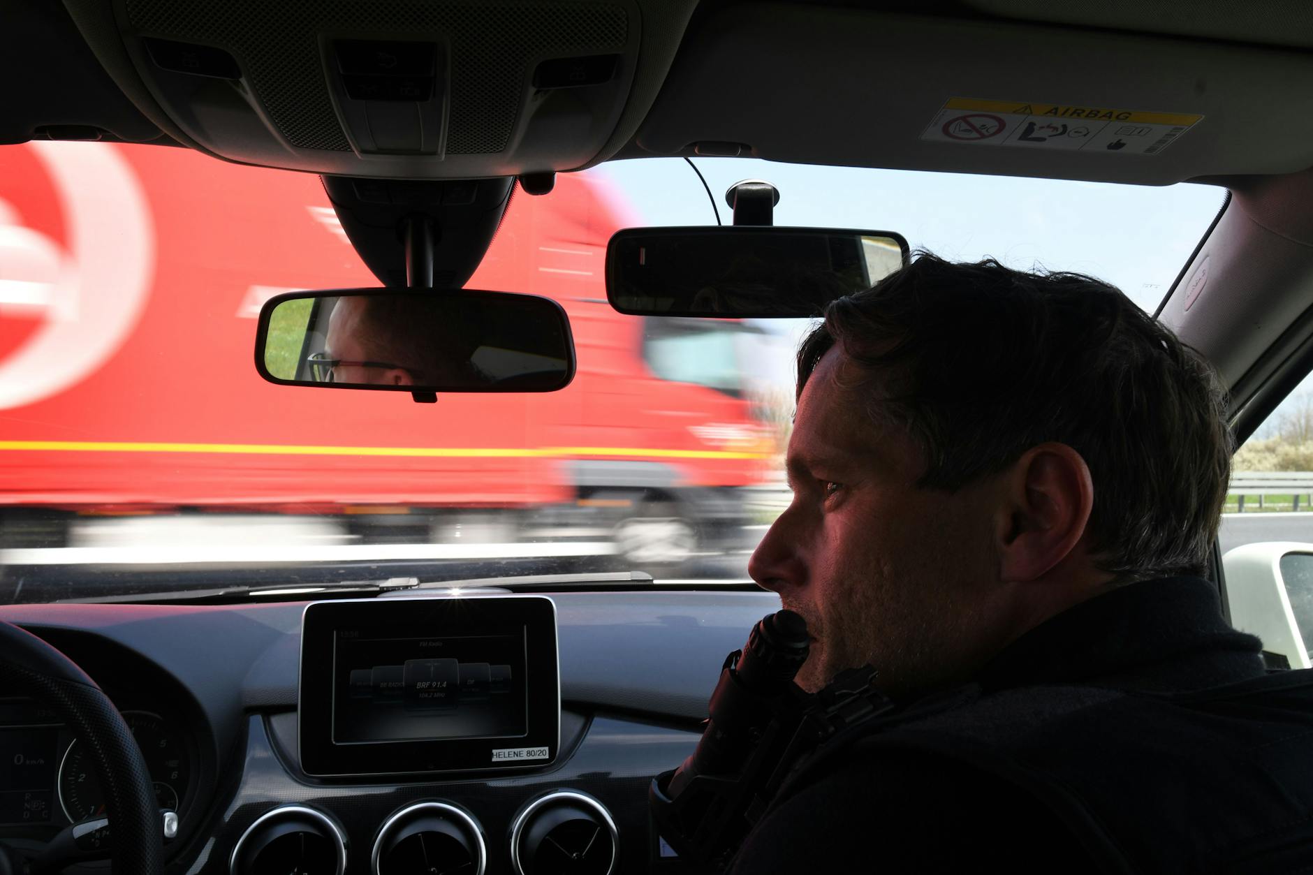 An einer Autobahnauffahrt warten die Bundespolizisten auf ein Auto, das ihnen als verdächtig gemeldet wurde.