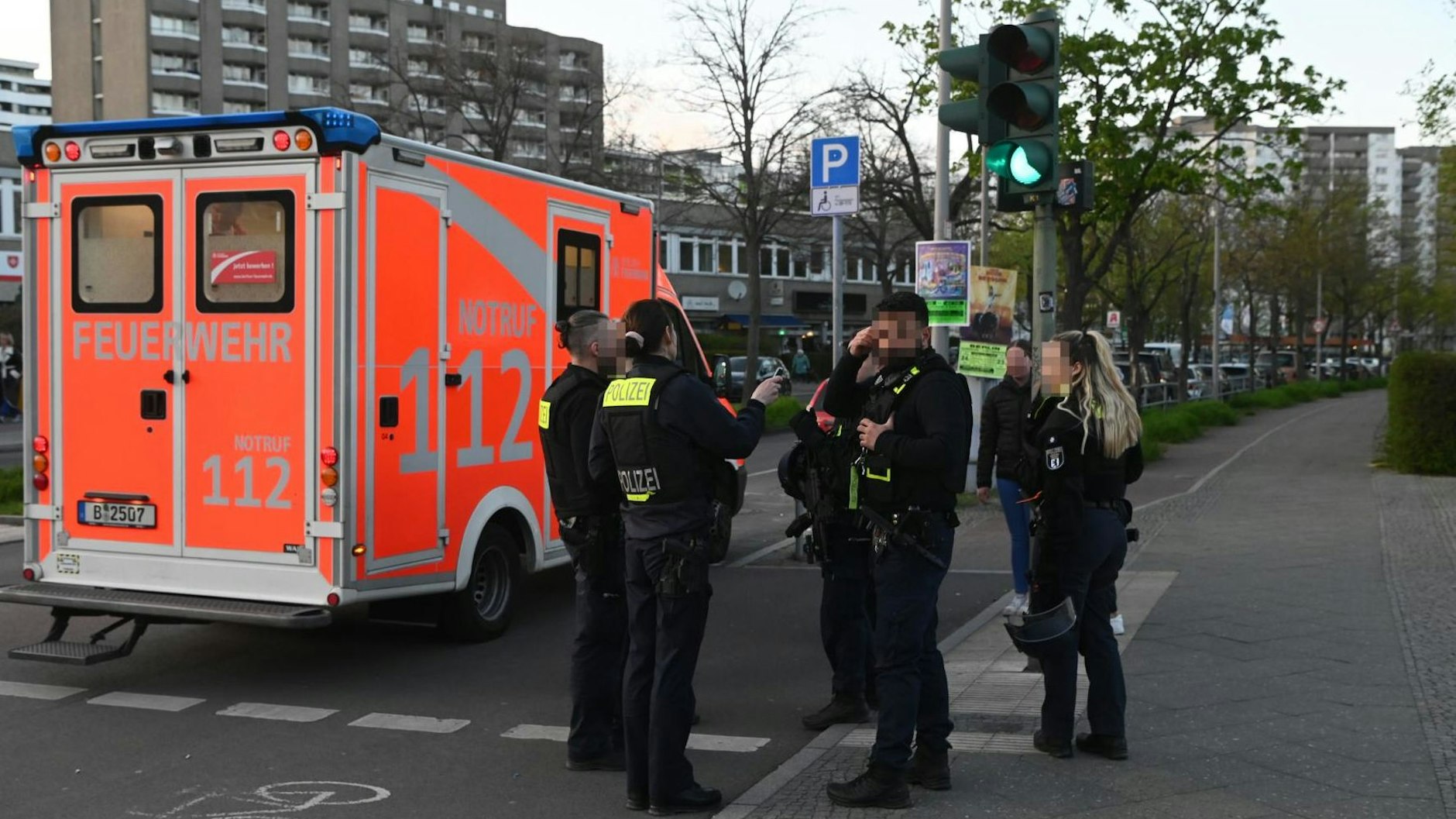 Polizeibeamte an der Lipschitzallee.