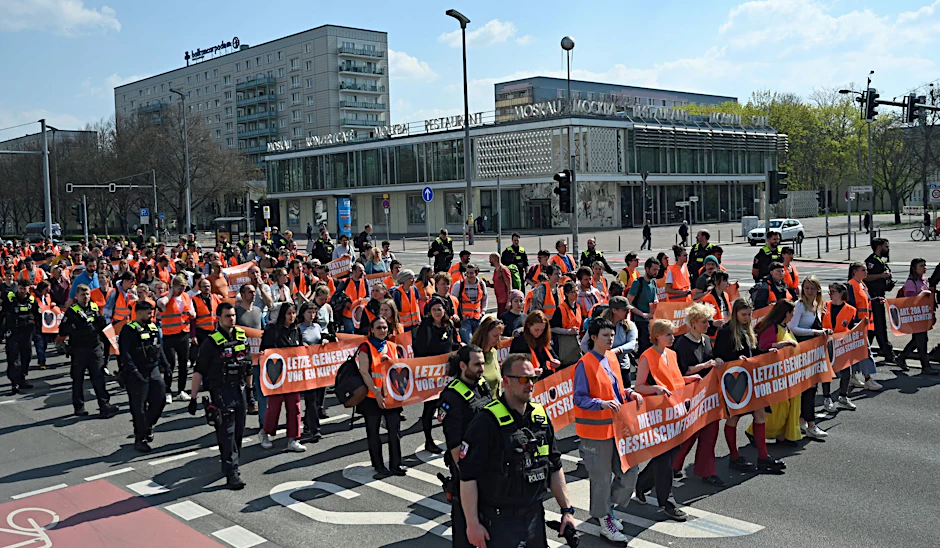 Die Gruppe Letzte Generation protestiert für Klimaschutz.  