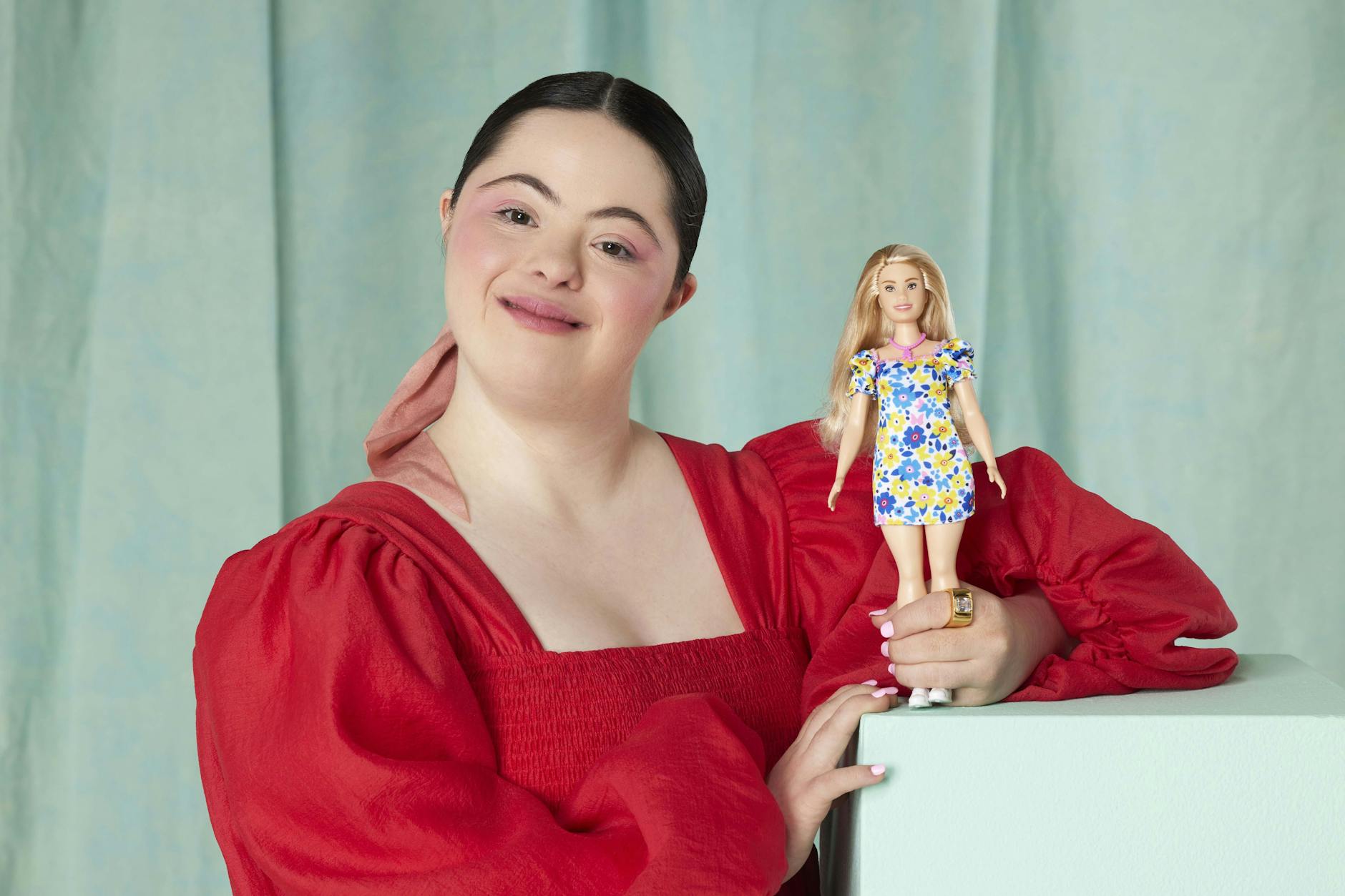 Das Model Ellie Goldstein zeigt die erste Barbie-Puppe mit Down-Syndrom.