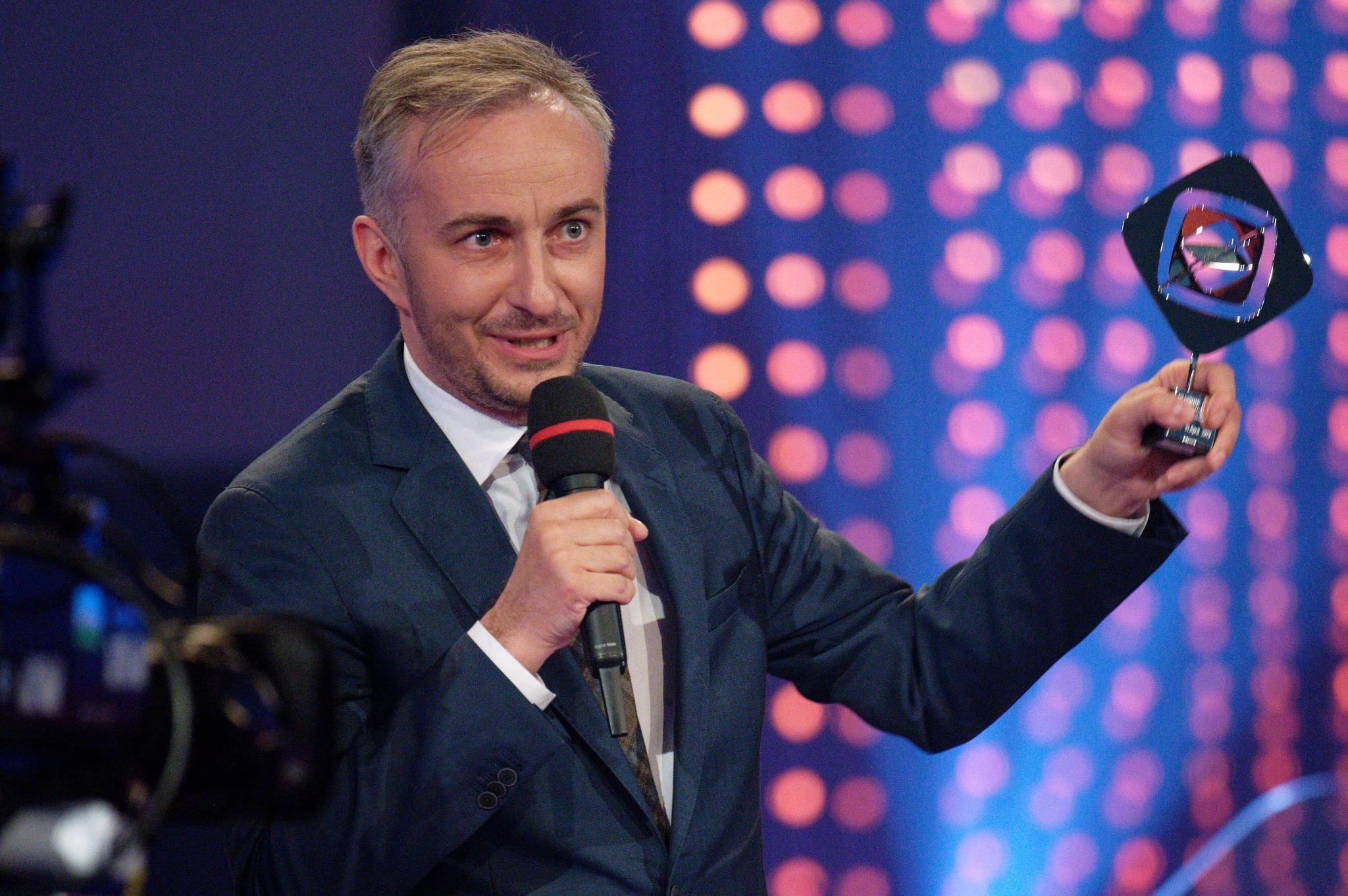 Der Komiker Jan Böhmermann steht mit dem Preis in der Kategorie «Unterhaltung» auf der Bühne.  
