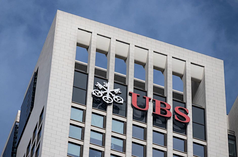 ARCHIV - Die UBS verwaltete Ende März 4,16 Billionen Dollar an Vermögen. Zusammen mit dem Geschäft der CS wären es über fünf Billionen Dollar -  und die UBS damit mit Abstand der größte Vermögensverwalter der Welt.  