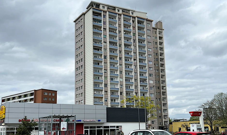 Das Wohnhaus in der Westerwaldstraße 1: Immer wieder fallen die Aufzüge aus.