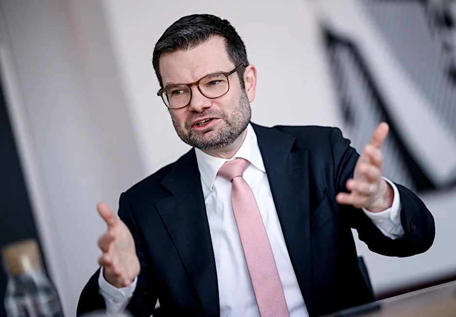 ARCHIV - Justizminister Marco Buschmann will Unfallflucht ohne Personenschäden entkriminalisieren.  