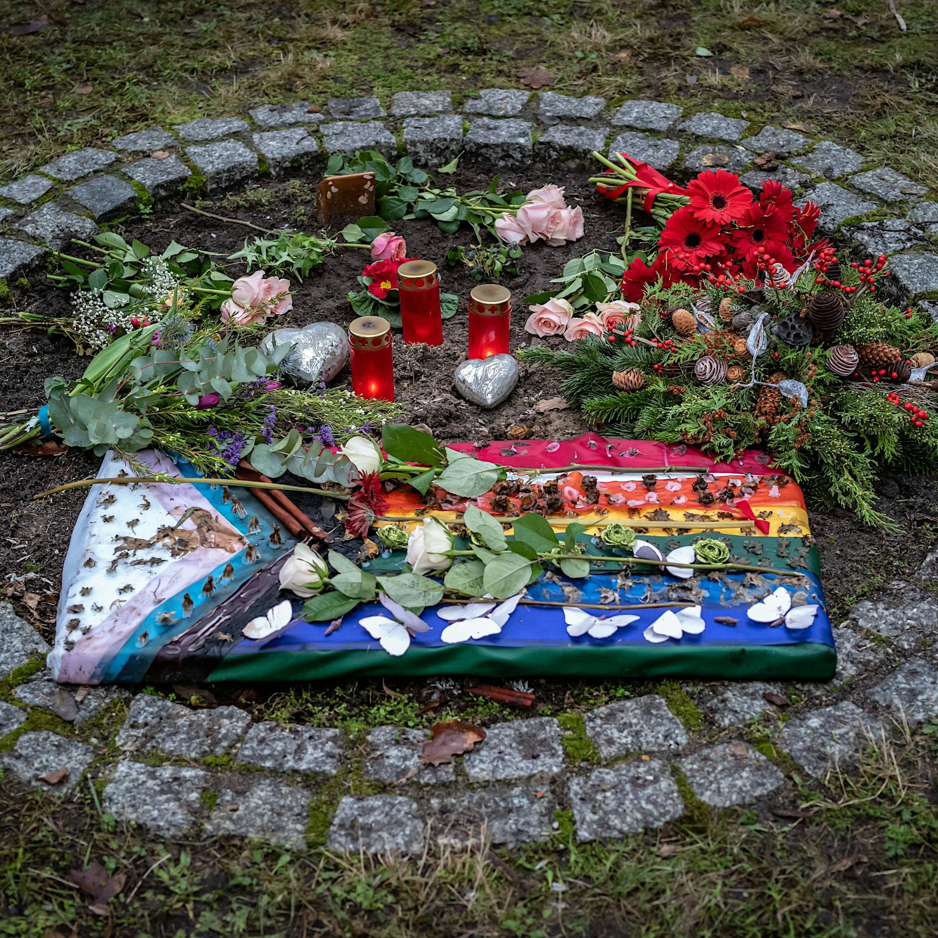 Entrüstung in Lichtenberg: Grab von Transfrau Ella geschändet