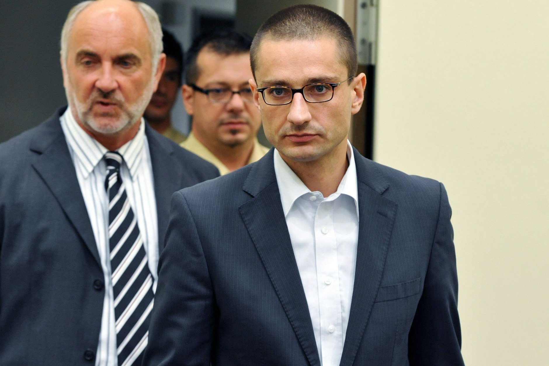 Benedict T. wie er am 12. August 2008 das Gericht in München betritt, gefolgt von einem Gerichtsdiener. Der Neffe des Mordopfers wurde zu lebenslanger Haft verurteilt.