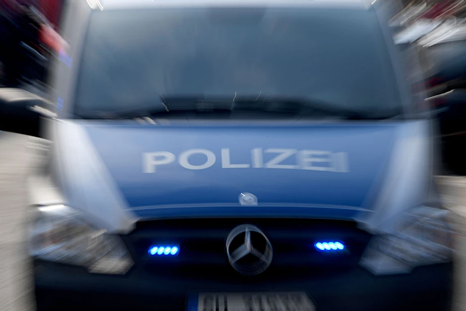ARCHIV - Ein Polizeiwagen mit eingeschaltetem Blaulicht.  