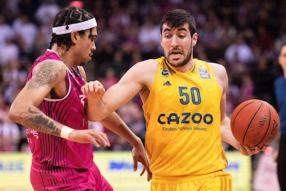 Bonns Tyson Ward (l) und Berlins Yovel Zoosman kämpfen um den Ball.  