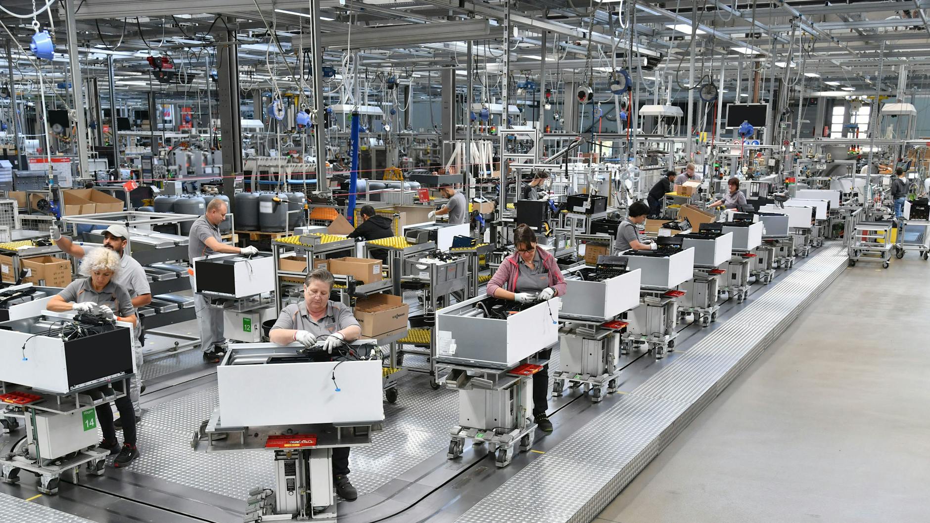 Die Fertigungshalle für Wärmepumpen bei Viessmann. Der hessische Heizungsbauer Viessmann verkauft seine Klimasparte einschließlich der lukrativen Wärmepumpen an den US-Konkurrenten Carrier Global.